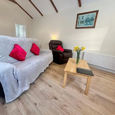 A Cosy & Spacious Retreat With High Ceilings- Glen Malin Head