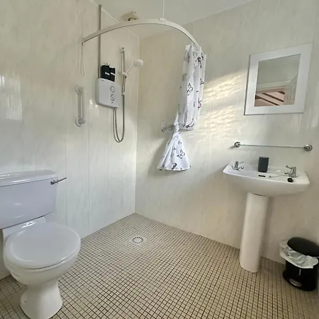 A Cosy & Spacious Retreat With High Ceilings- Glen Malin Head