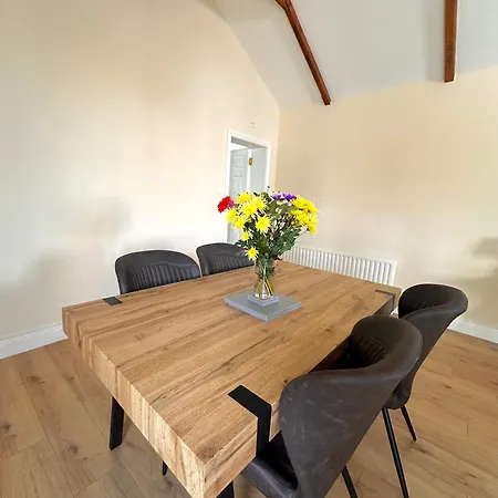 A Cosy & Spacious Retreat With High Ceilings- Glen * Malin Head